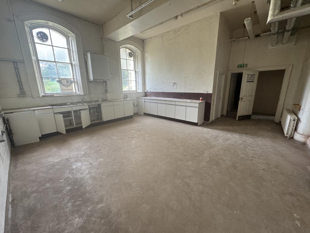 Lot: 82 - MANSION VILLA LOCATED IN CITY CENTRE PARK - Former kitchens